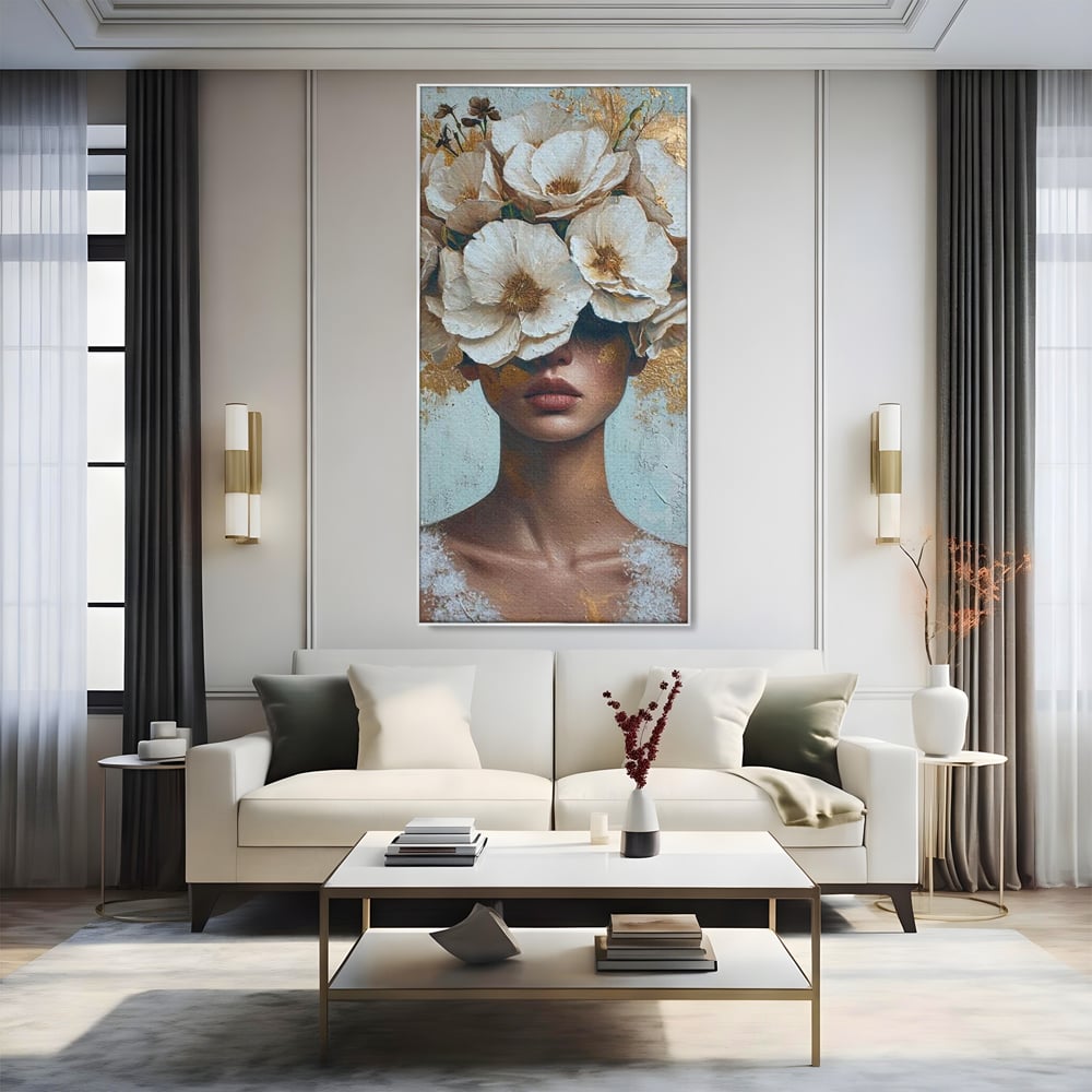Tablou canvas cu tablou portret femeie cu flori albe, in rama de aluminiu argintiu, pe perete intr-un living
